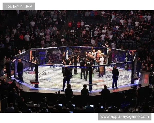 UFC赛场惊魂：选手脚踝扭伤震撼瞬间揭秘